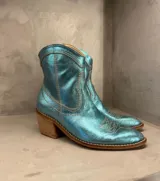 Bota tejana de cuero celeste metalizado con bordados en puntera y caña, taco de madera de 5cm y fabricación artesanal uruguaya.