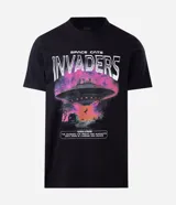 Remera regular de algodón color negro con estampado frontal de un ovni y la frase "Space Cats Invaders" en tonos rosados y morados.