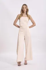 Crop top negro de satén con breteles finos regulables y corte holgado.