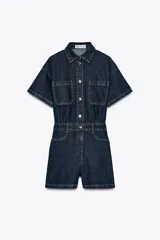 Mono corto de denim azul oscuro, con cuello solapa, manga corta, bolsillos delanteros y traseros, cintura elástica en la espalda y cierre frontal con cremallera y botones metálicos.