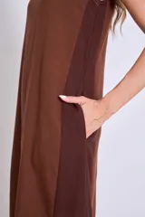 Vestido largo marrón sin mangas con paneles laterales más oscuros.