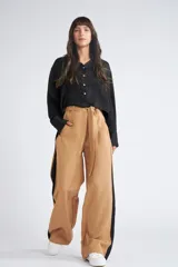 Pantalón palazzo formal color beig, con lazo en la cintura y bolsillos, de corte holgado.