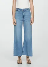 Pantalón de jean celeste de corte amplio, con tiro alto, trabillas, bolsillos delanteros y traseros, cierre de cremallera y botón, y bajo deshilachado.