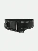 Cinto elástico negro con apliques de cuero sintético y tachas plateadas. Hebilla metálica plateada con forma circular.