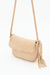 Cartera bandolera negra de cuero vacuno trenzado, con acceso superior con cierre metálico, interior forrado con bolsillos y correa de hombro trenzada.