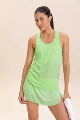 Musculosa deportiva color verde lima, de corte holgado y espalda deportiva.