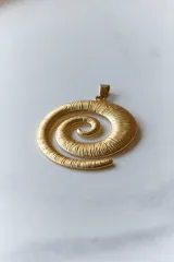 Collar con dije plateado en forma de espiral y cordón negro encerado.