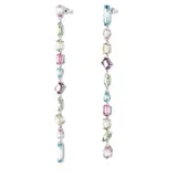 Par de aros largos colgantes con diseño asimétrico, con cristales facetados de diferentes formas y colores, engarzados en metal con baño de rodio.