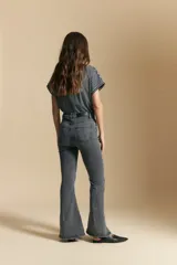 Jean oxford de tiro alto color azul oscuro, confeccionado en denim cotton spandex, con aberturas en los tobillos.