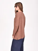 Buzo negro de tejido waffle, con cuello redondo y calce holgado.