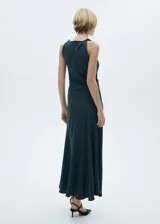Vestido largo de tejido fluido color verde oscuro, con cuello redondo, tirantes trenzados y diseño evasé.