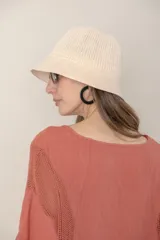 Blusa italiana de lino color blanco, de corte suelto con detalle de calado en hombros y mangas.