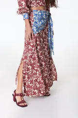 Falda larga color beige, con detalle drapeado en la cintura y abertura lateral.