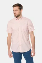 Camisa de hombre color azul marino, de manga corta, con cuello clásico, cierre frontal con botones y bolsillo en el pecho.