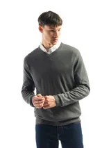 Sweater negro de punto con cuello en V, de calce regular.