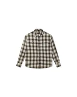 Camisa de franela a cuadros en tonos beige, gris y negro. Tiene cuello clásico, cierre con botones, dos bolsillos con solapa en el pecho y puños abotonados.
