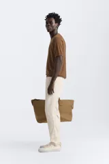 Pantalón chino azul marino, corte skinny fit, confeccionado en tejido de algodón con elasticidad. Cuenta con bolsillos frontales y traseros de vivo. Cierre frontal con cremallera y botón.