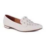 Zapato mocasín color blanco hueso, con puntera fina y apliques de tachas plateadas.