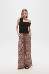 Pantalón ancho de poliéster y viscosa con estampado multicolor y calce alto.