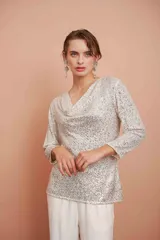 Top color champagne con lentejuelas y cuello drapeado.