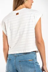 Remera blanca de algodón texturizado con cuello redondo y mangas cortas.