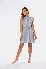 Vestido corto celeste con rayas verticales blancas, cuello camisero, botones de madera y mangas cortas.