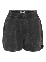 Short de denim negro con lavado ácido, tiro medio, terminaciones rectas y textura rígida. Confeccionado en tejido de sarga 100% algodón.