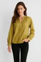 Camisa color verde oliva de algodón con cuello mao y cierre frontal con botones.