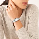 Reloj Fossil para mujer, con caja rectangular plateada, dial blanco con números romanos y agujas plateadas, y pulsera de acero plateado.