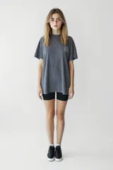 Remera gris oscuro con estampado pequeño en el pecho.
