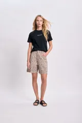 Bermuda de tiro alto con estampado animal print en tonos beige y marrón, con bolsillos laterales y ruedo desflecado.