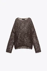 Jersey marrón de punto calado con cuello barco y mangas largas.
