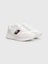 Zapatillas Tommy Hilfiger blancas con detalles en gamuza y la cinta distintiva de la marca en el lateral.