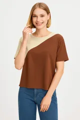 Remera manga corta de viscosa, con diseño color block en tonos beige y marrón, corte holgado y cuello redondo.