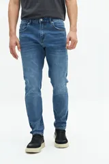 Pantalón jean azul de corte recto, tiro medio y con presillas para cinturón.
