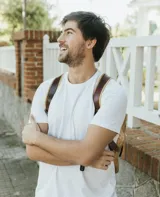 Remera de manga corta, cuello redondo, color blanco liso, con un pequeño logo circular apenas visible en el pecho.