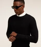 Suéter masculino de malla de viscosa y poliamida color gris claro, con textura de cuadros grid, cuello redondo y mangas largas.