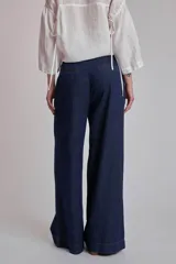 Pantalón de jean azul oscuro, de corte ancho y tiro alto.