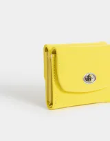 Billetera cuadrada de cuerina color negro con cierre de broche metálico. Cuenta con compartimentos para tarjetas y billetes.