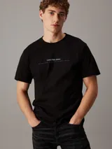 Remera negra de algodón con cuello redondo y mangas cortas. Estampado frontal con el logo de Calvin Klein Jeans y la leyenda "Established Nineteen Seventy Eight".