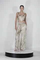 Top tipo corset color beige de terciopelo con escote cuadrado y tirantes anchos.