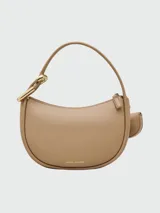 Cartera hobo de cuero color beige con doble correa de hombro y monedero colgante.