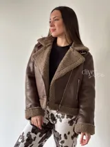 Campera estilo aviador color marrón con interior de piel sintética color beige.