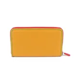 Billetera naranja de símil cuero con cierre perimetral, múltiples compartimentos internos y llavero de muñeca extraíble.