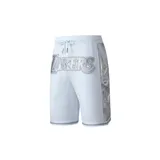 Short deportivo de básquet blanco con el logo de Los Angeles Lakers estampado en la pierna izquierda y detalles de los campeonatos ganados en la pierna derecha.