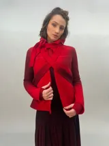 Chaqueta roja de lana merino afieltrada con teñido degradé. Tiene cuello grande y lazos para atar en la cintura.