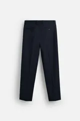 Pantalón de vestir azul marino, de corte recto, con pinzas frontales, bolsillos laterales y traseros con doble vivo y botón.