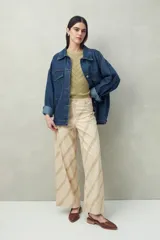 Pantalón ancho de algodón con estampado botánico en tonos verde y beige, corte recto y bolsillos de parche.