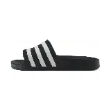 Chancletas Adidas Adilette Aqua negras con tres tiras blancas horizontales en la parte superior.