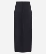 Pollera midi negra de crepé con cintura elástica, banda asimétrica y abertura delantera.